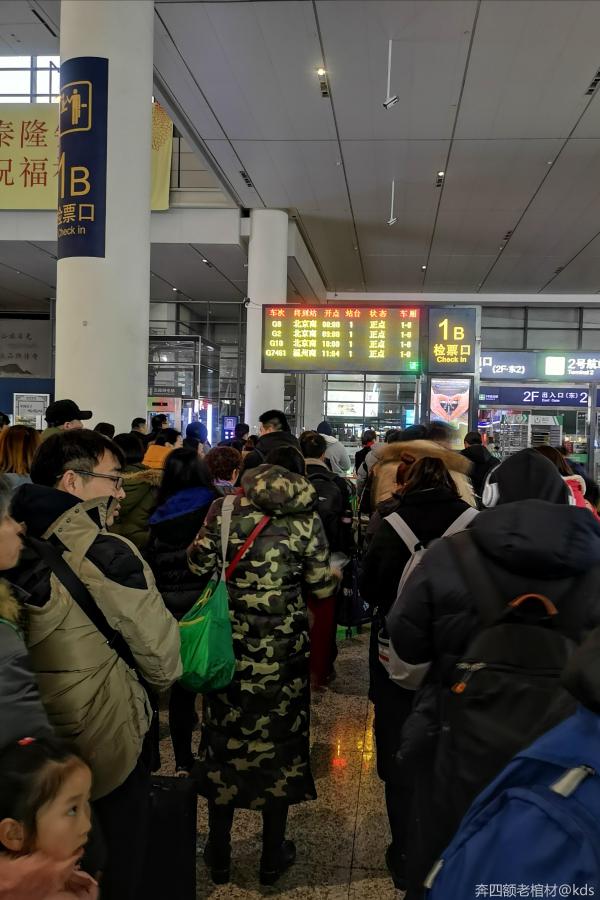 今天虹桥火车站人不多啊,老棺材出去自由行几天散散心.