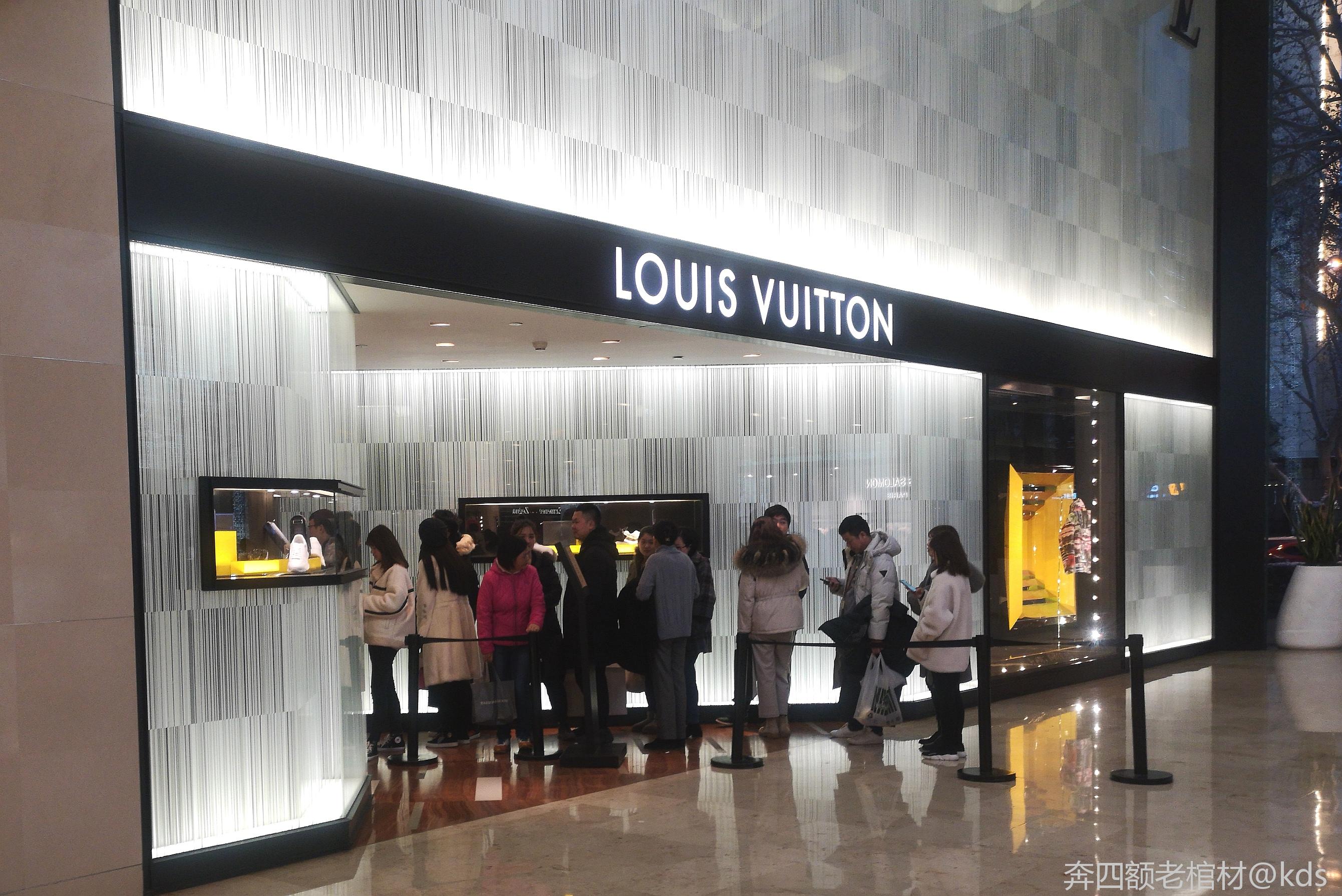 lv门口排队的