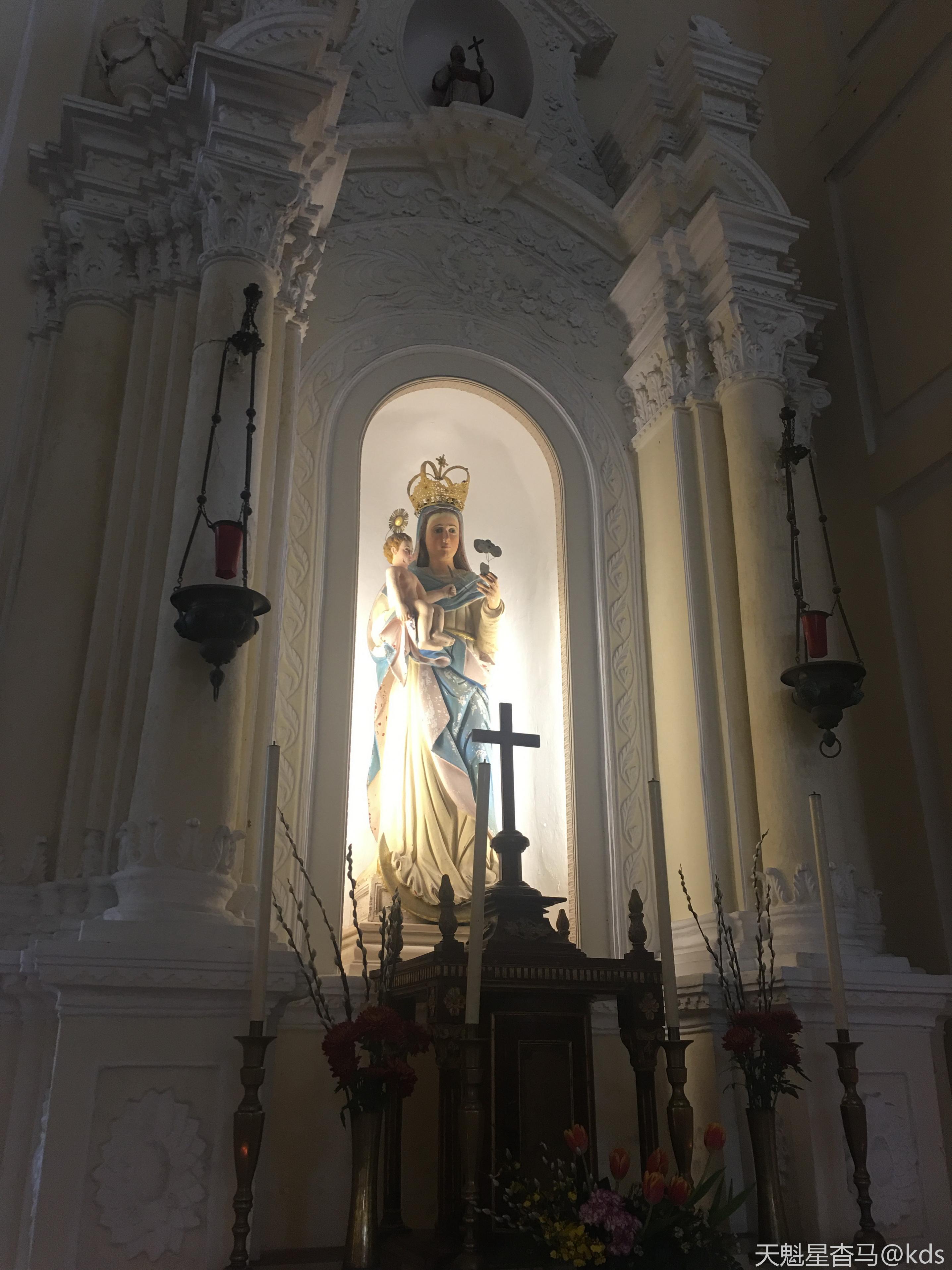 圣母像做的很精致,比国内大部分天主教堂都好很多.