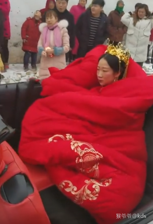 河南新娘雪天坐敞篷车裹大红棉被出嫁