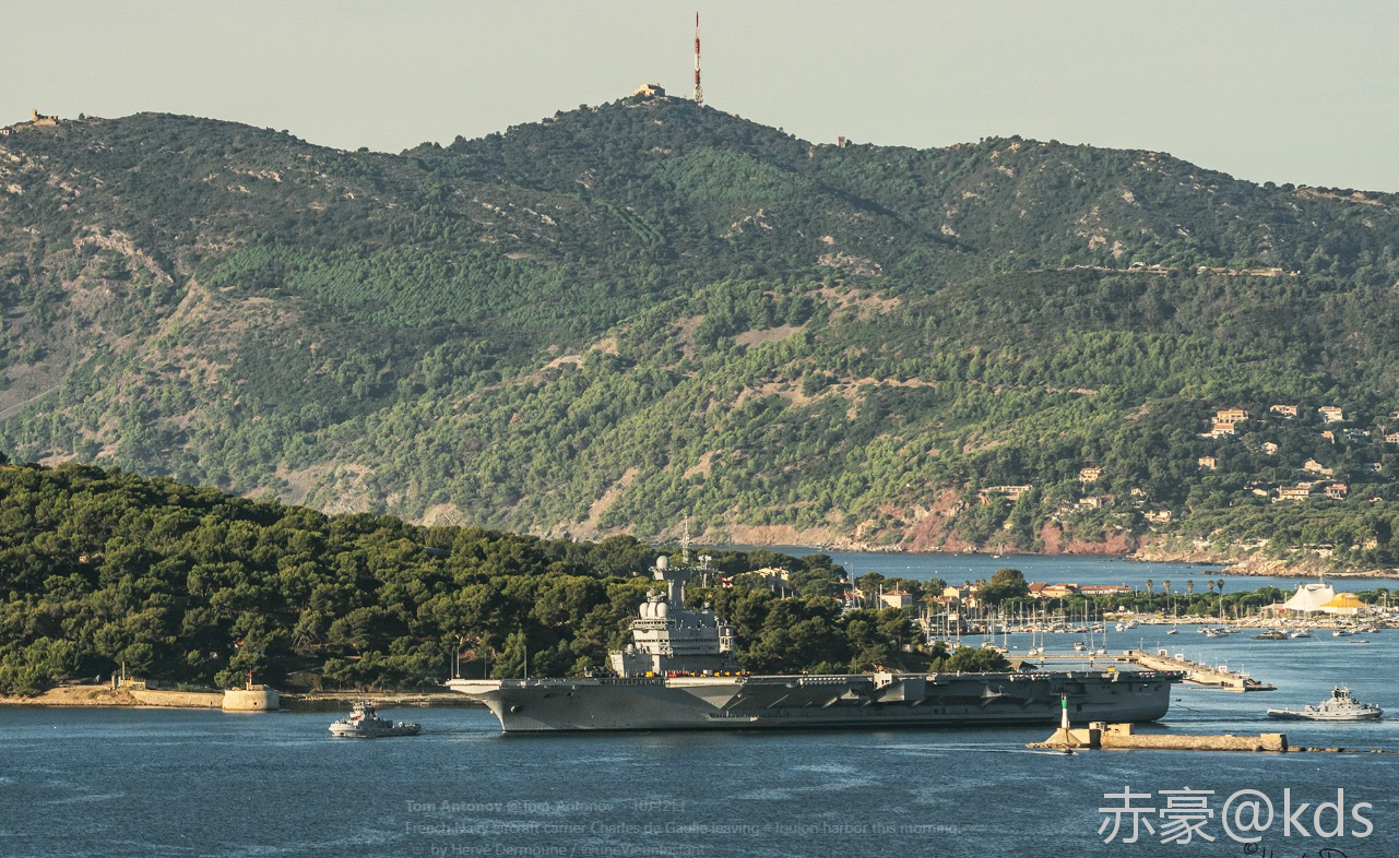 "戴高乐"号驻扎在土伦港图源:社交媒体
