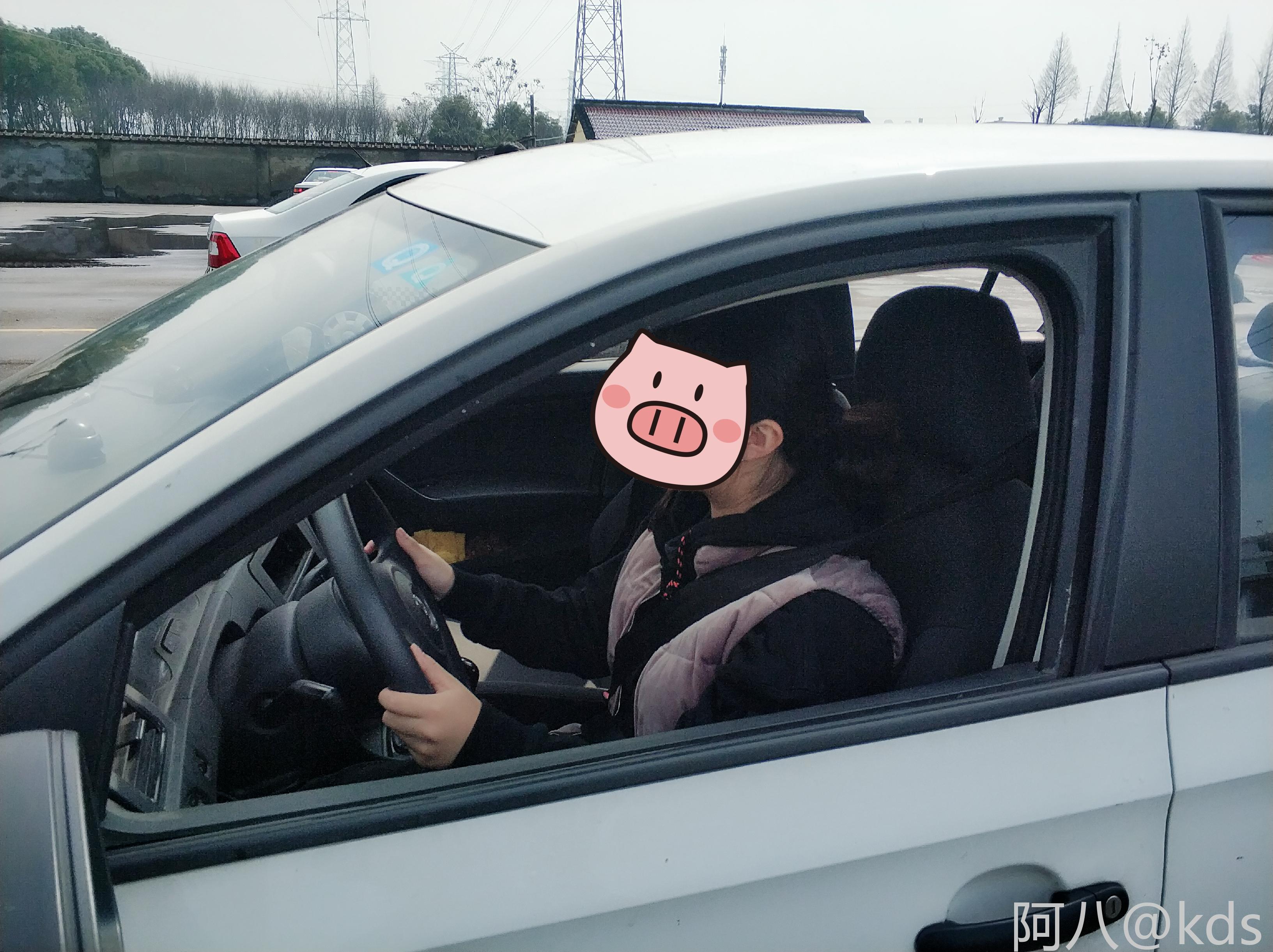 00后小姐姐又来练车了