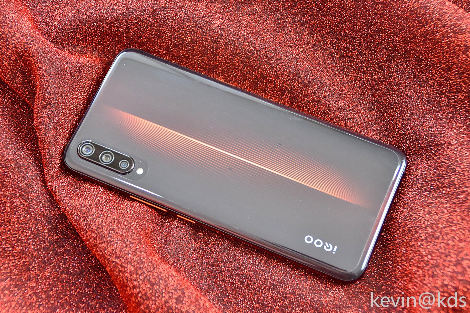 vivo iqoo真机图赏:电光蓝熔岩橙骑士黑全家福