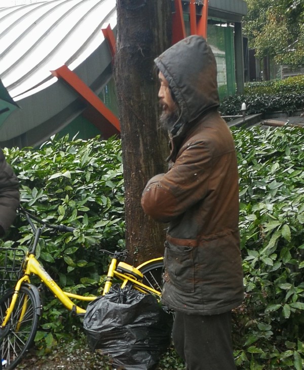 上海竟然有这种乞丐学者!有人碰到过他吗?