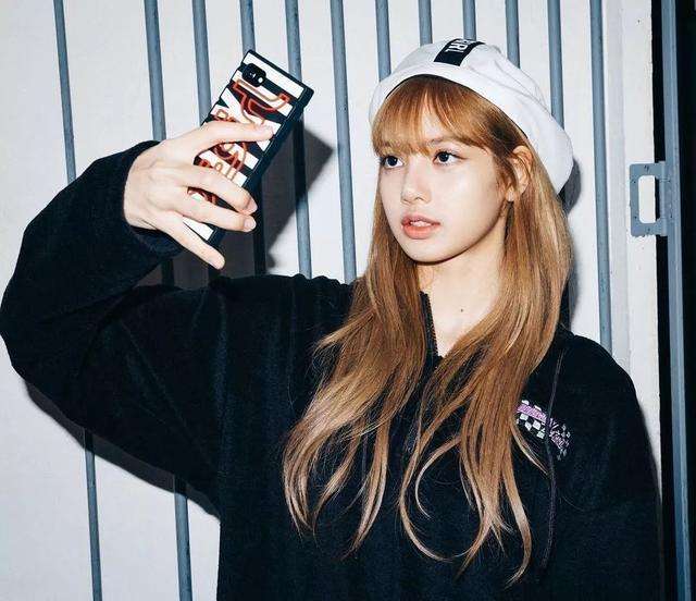 最近韩国女团的lisa挺火啊!