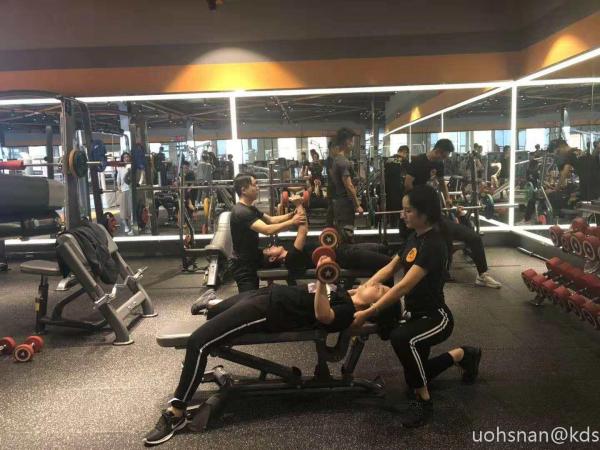 健身器材不知道如何使用?猎人营教你卧推架的