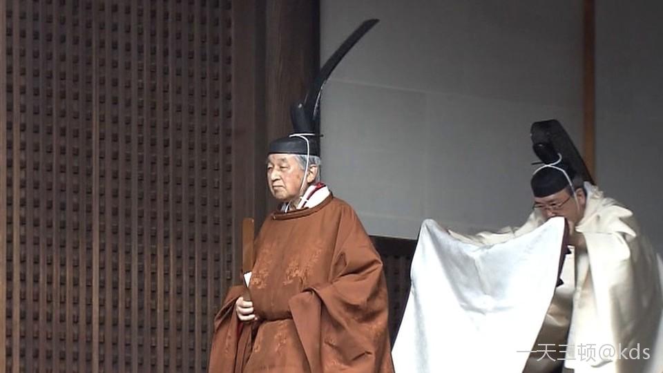 退了就退吧,不过那身黄袍真的是再现唐宋明遗风.