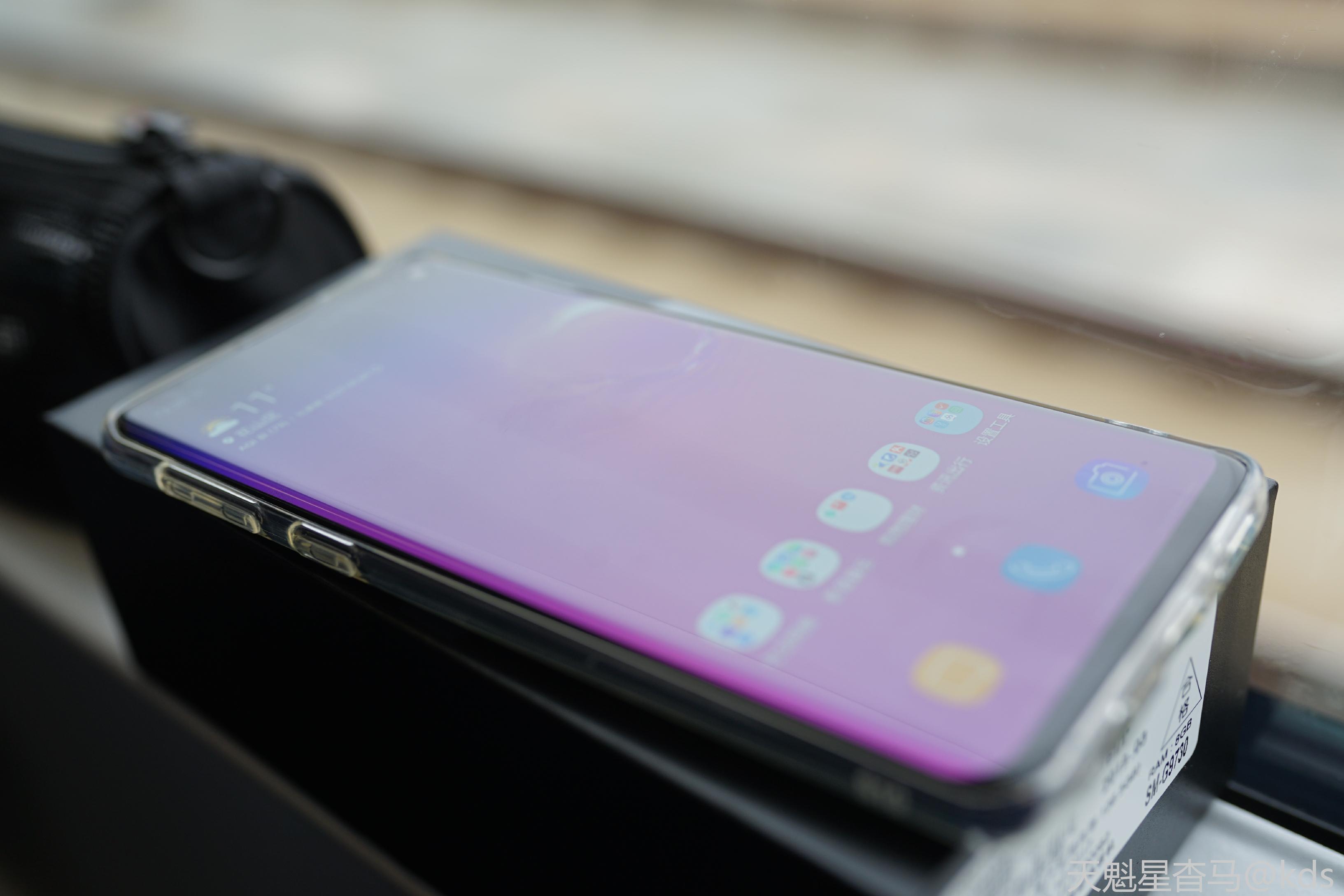 s10的superamoled屏幕实在是太棒了,太毒了,看了就中毒,带上我的s10去