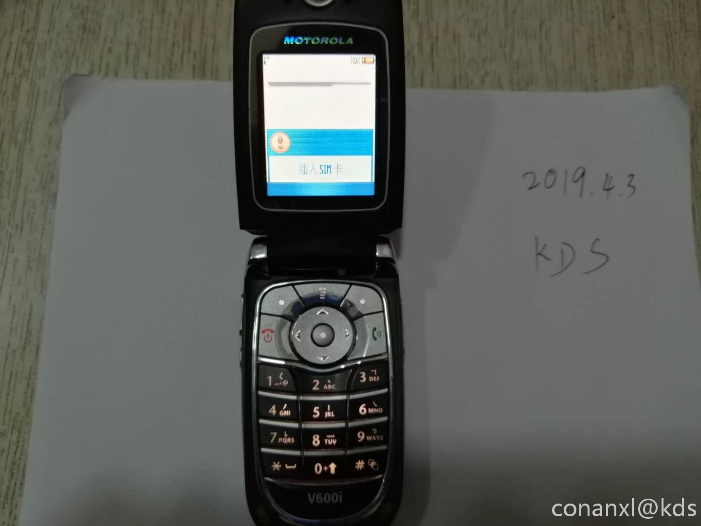 我的第一个彩屏手机,电池挖下来,插在座充上再放回去,居然神奇的开机