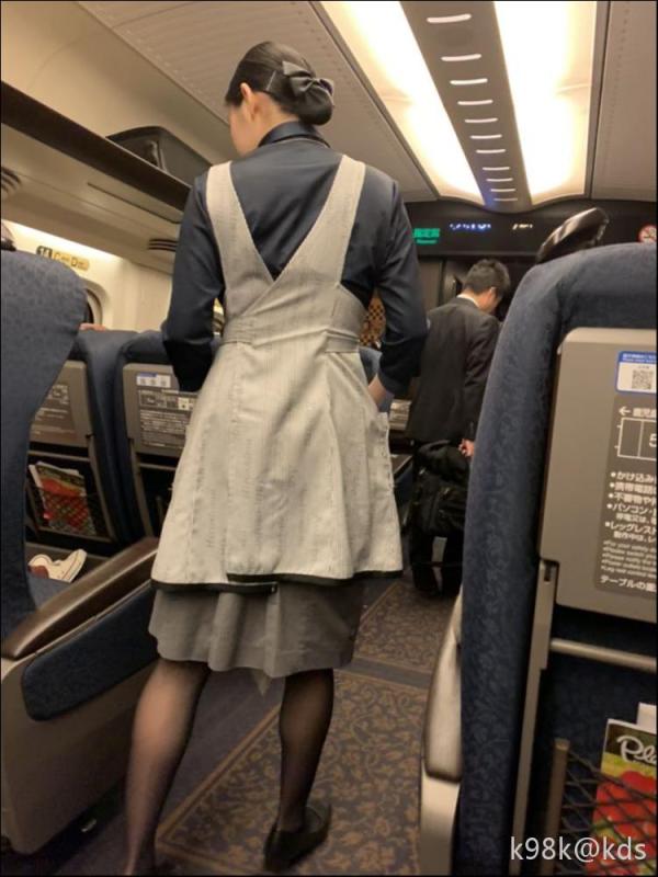 新干线乘务员走到车厢门口