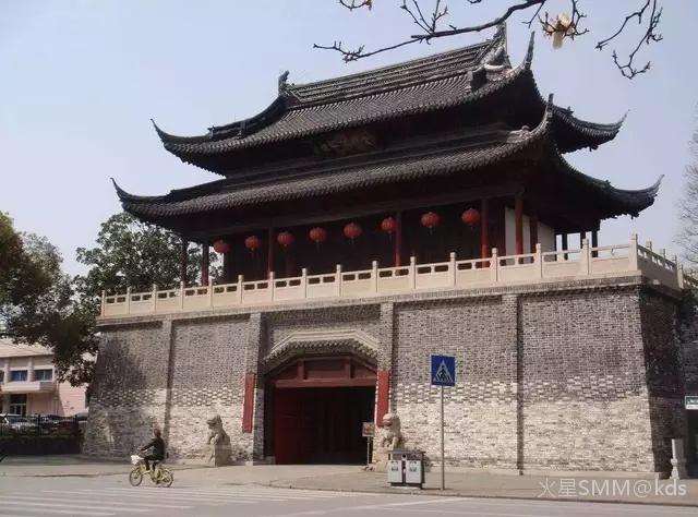 松江二中,校门是挺牛的,县衙门