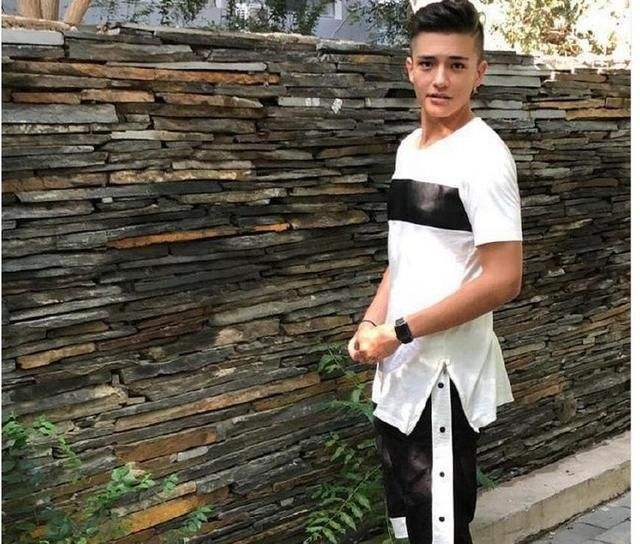 巴特尔儿子巴恩泽 17岁2米多了 这个卖相这个身高这个