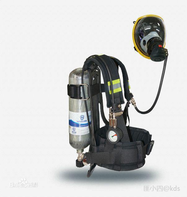 消防员标配有空气呼吸器,身后背一个压缩空气钢瓶的那种.