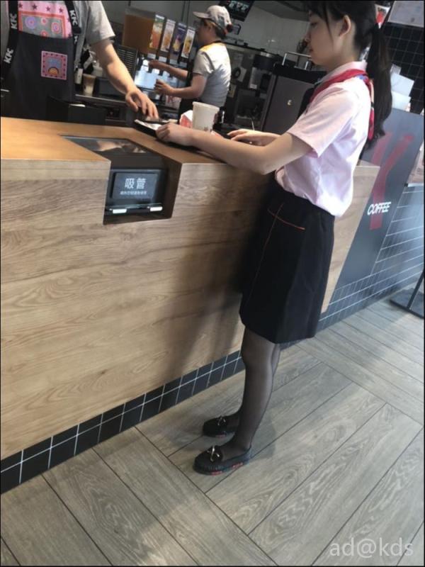 kfc的制服审美有所提高啊