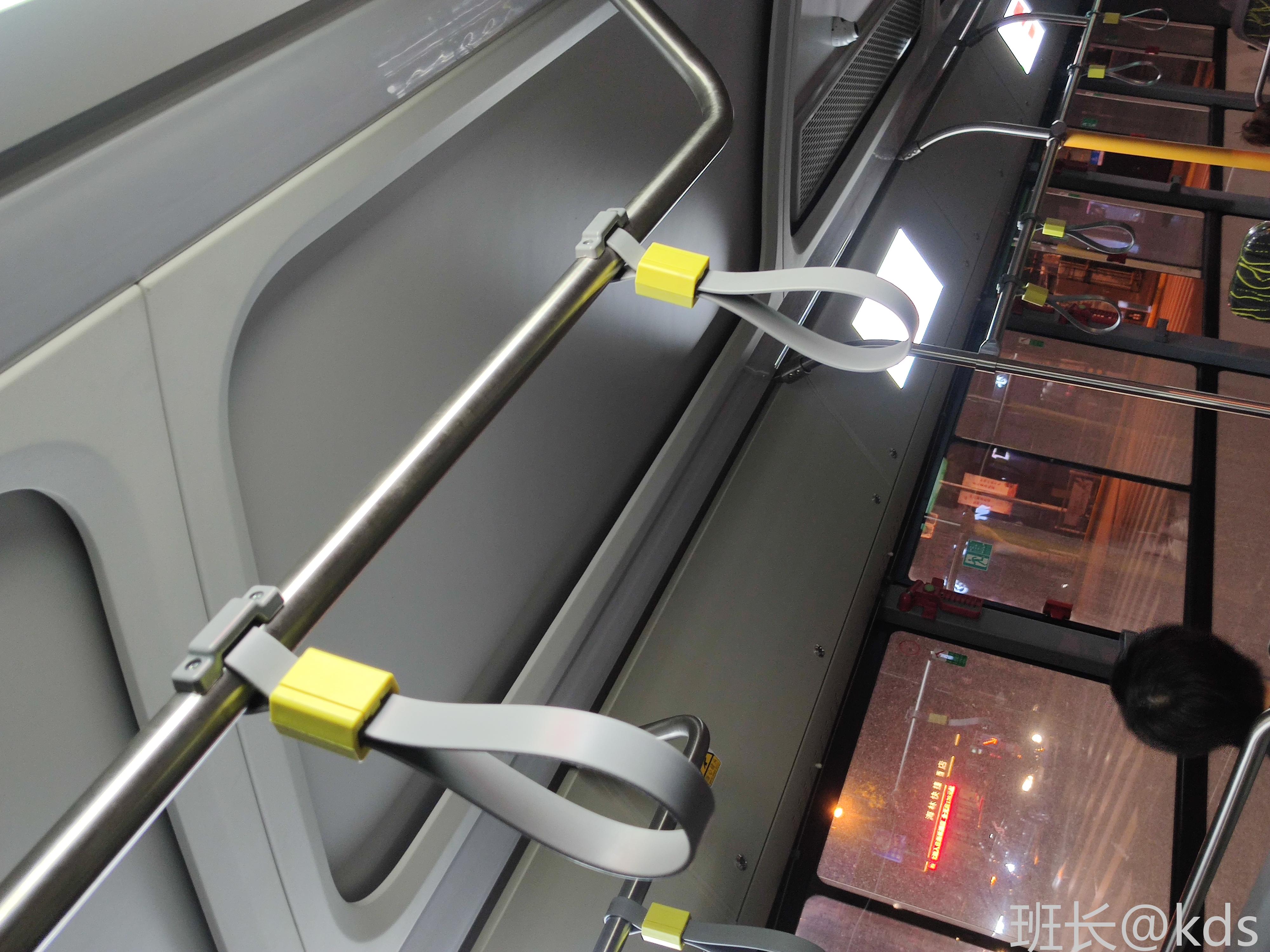 这公交车拉手有点想法