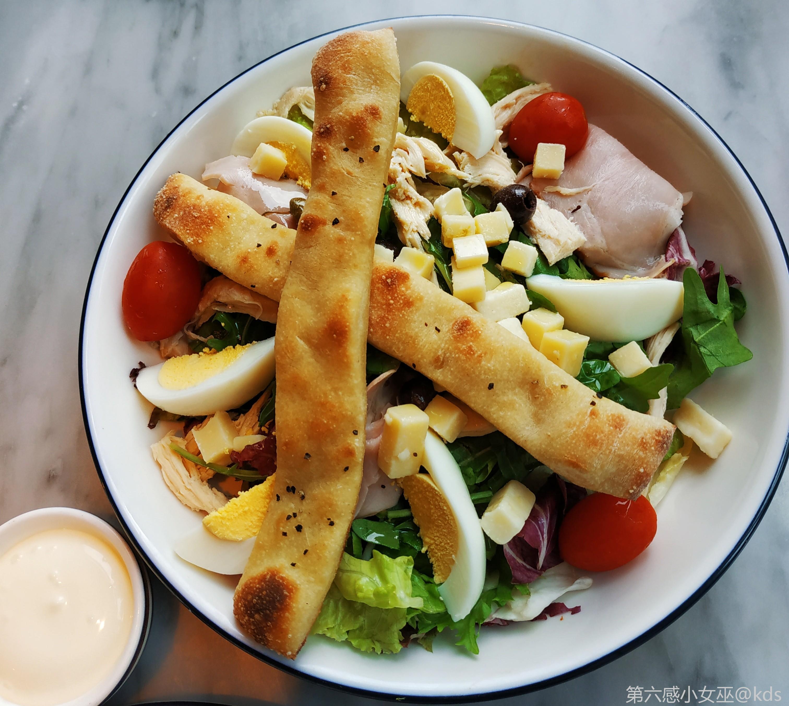 精选主厨沙拉 烟熏三文鱼蝴蝶面 苹果胡萝卜汁