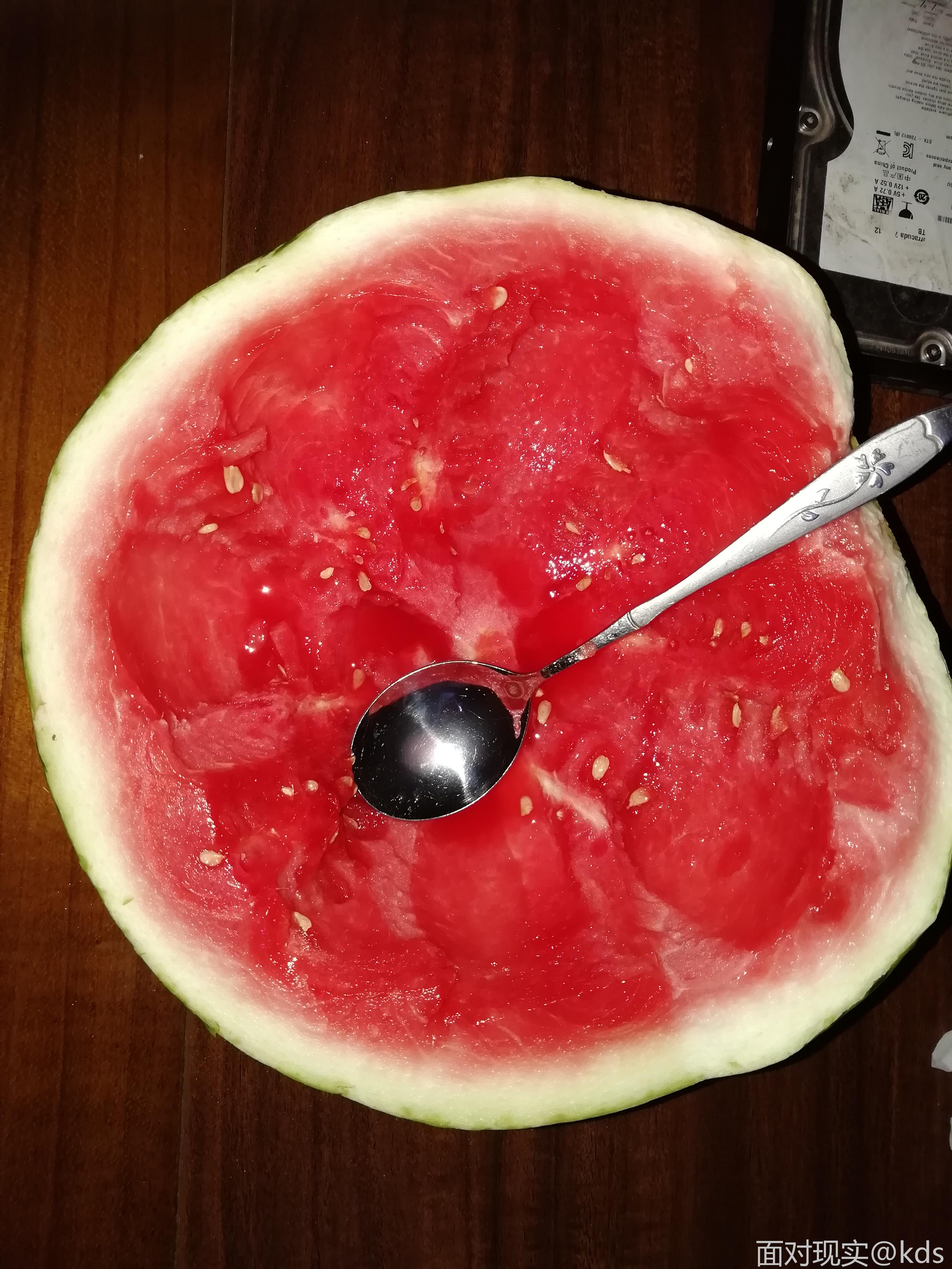 回到家洗好澡西瓜切切色一!