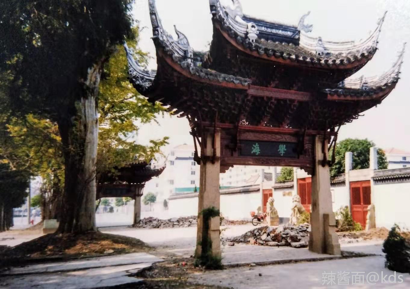 1999年 崇明岛陈桥镇牌楼