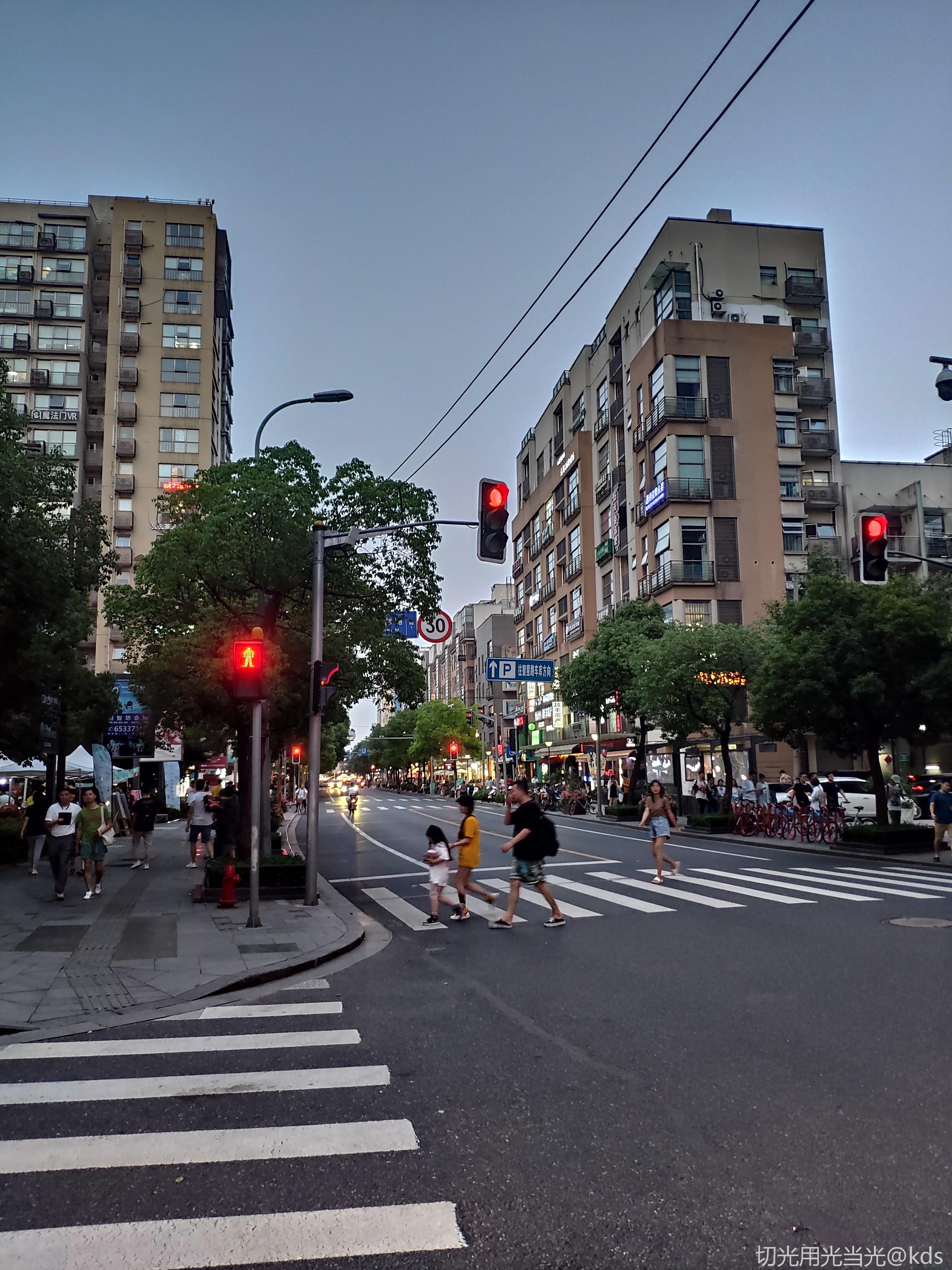 复旦大学后面的大学路挺不错的