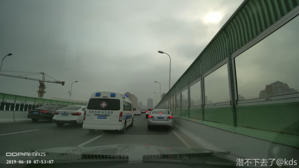 被撞的120急救车证实无警报声?