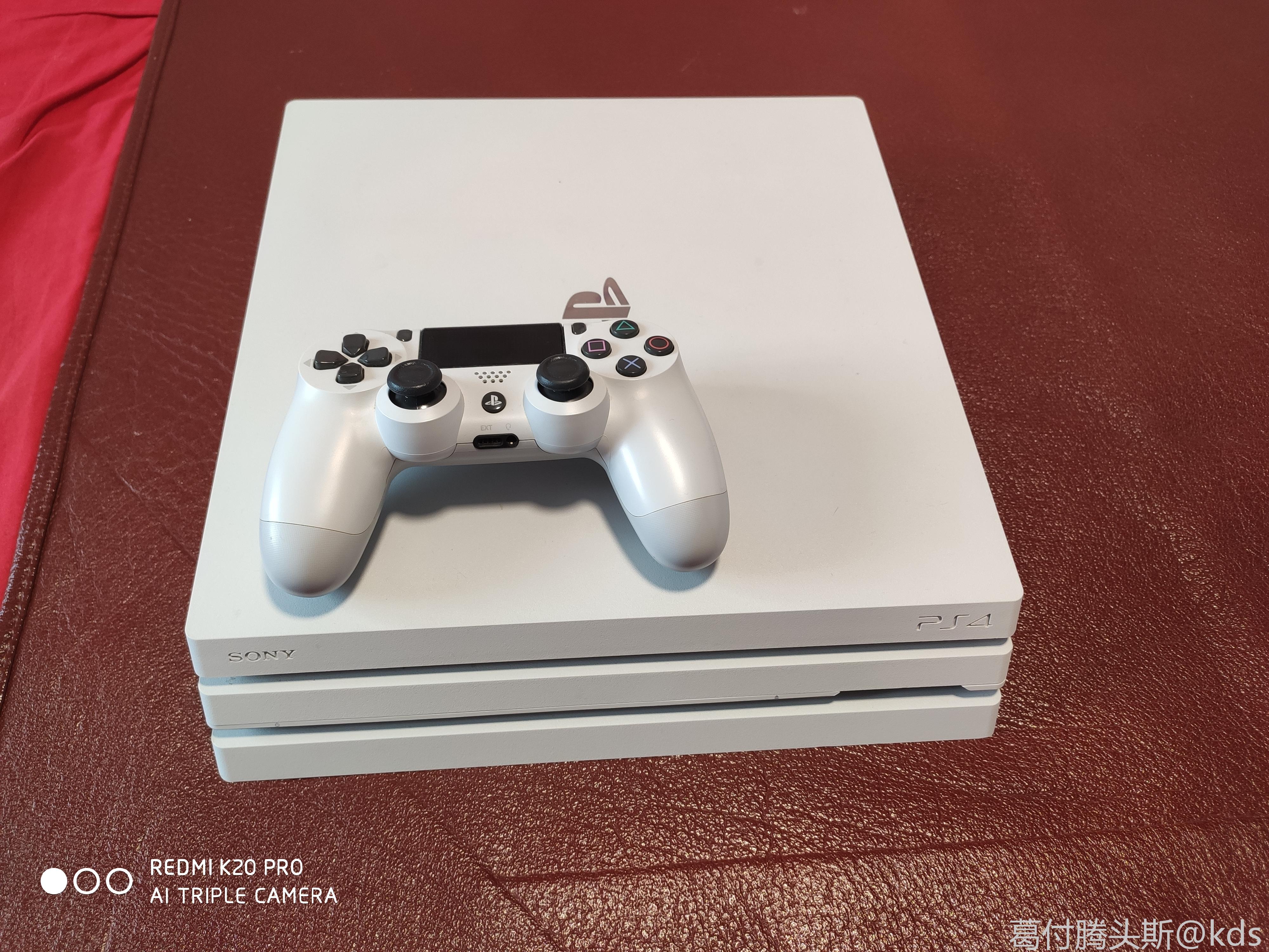 出自己家里闲置的ps4 pro白色