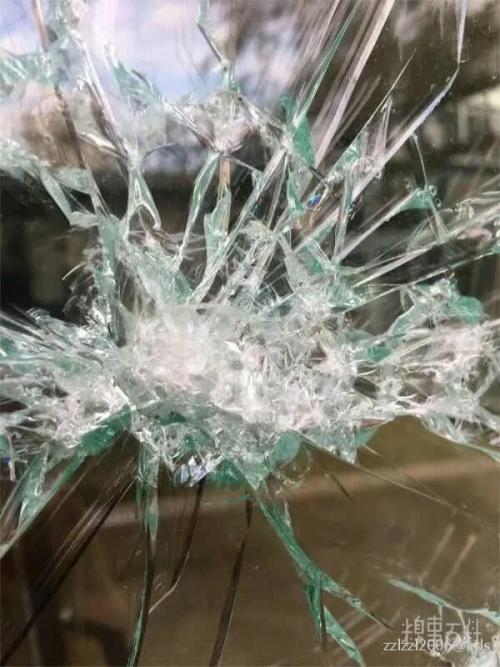 小心翼翼地敲玻璃,创作了这样一幅艺术作品