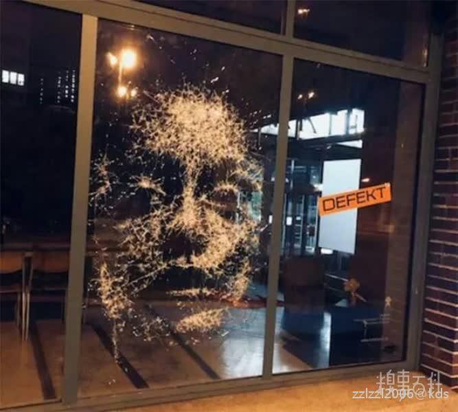 小心翼翼地敲玻璃,创作了这样一幅艺术作品