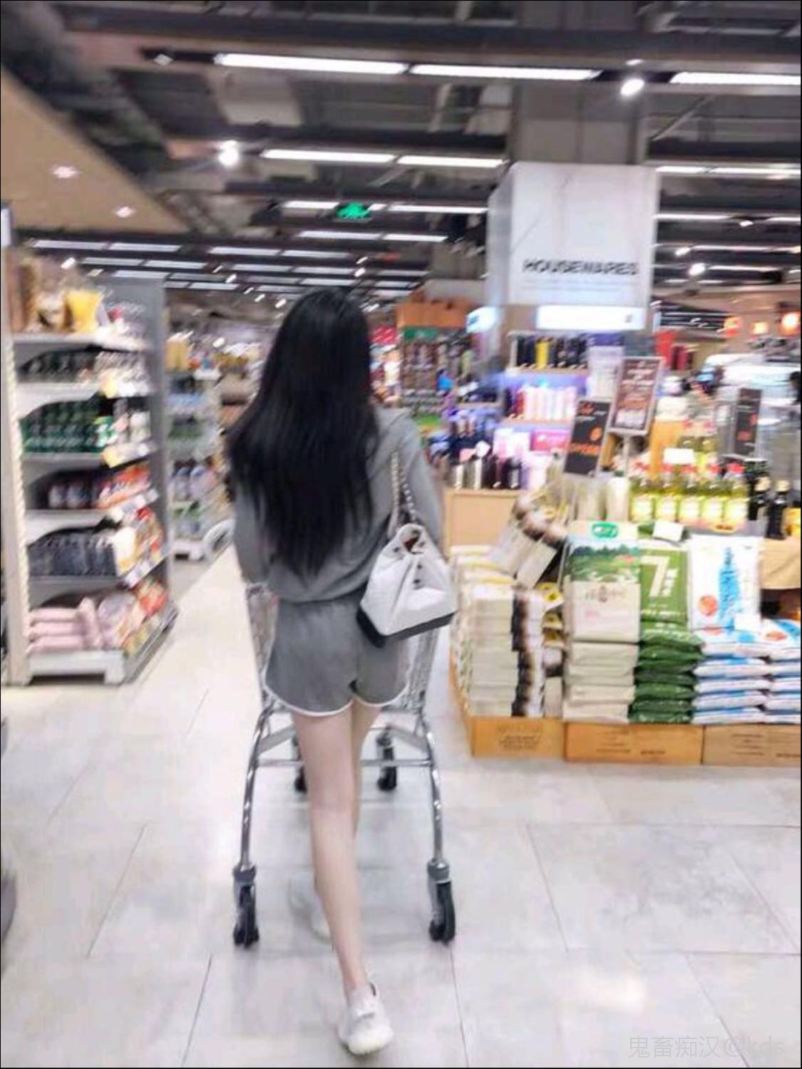 晚上逛街女生背影照片图片