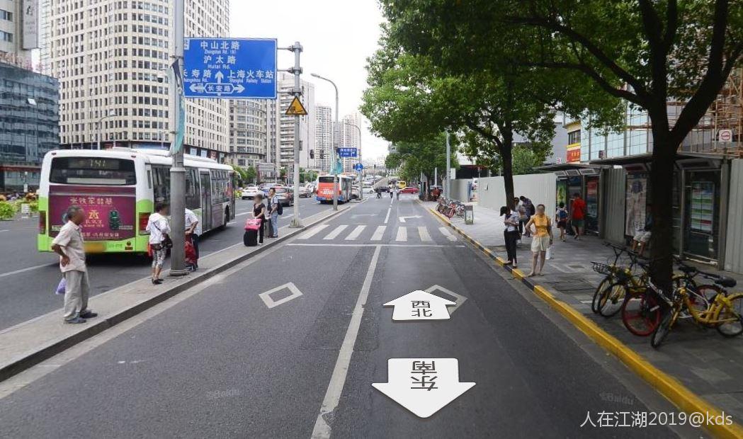 58路终点站在曲阜路,原来这里有58站头的都是停在外侧的.