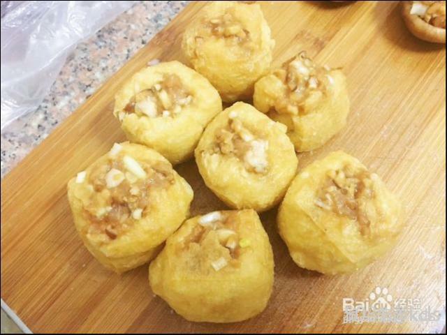 反正油墩子是油豆腐塞肉,芝麻表面烤出来的也是萝卜丝饼,可以按照语境