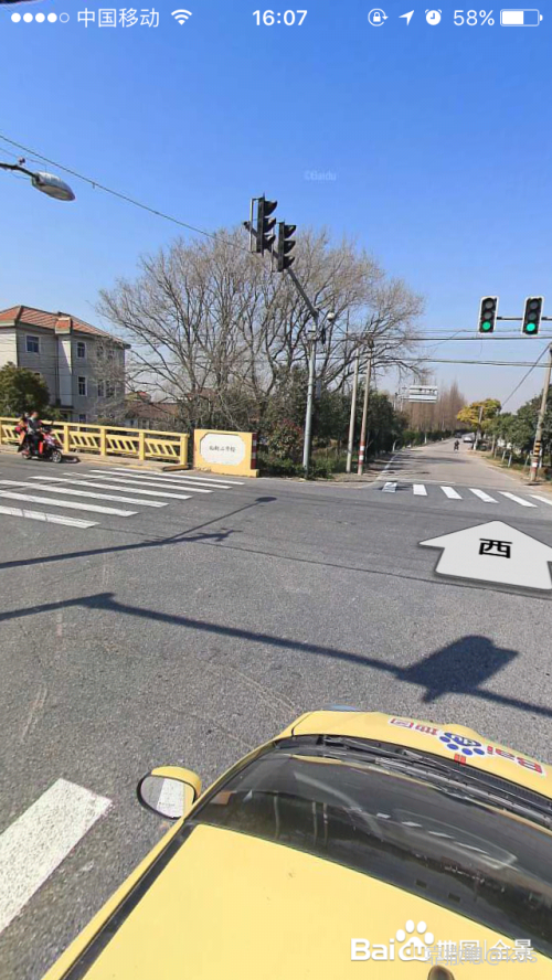 就在路口前方,这河去年刚做了清淤.