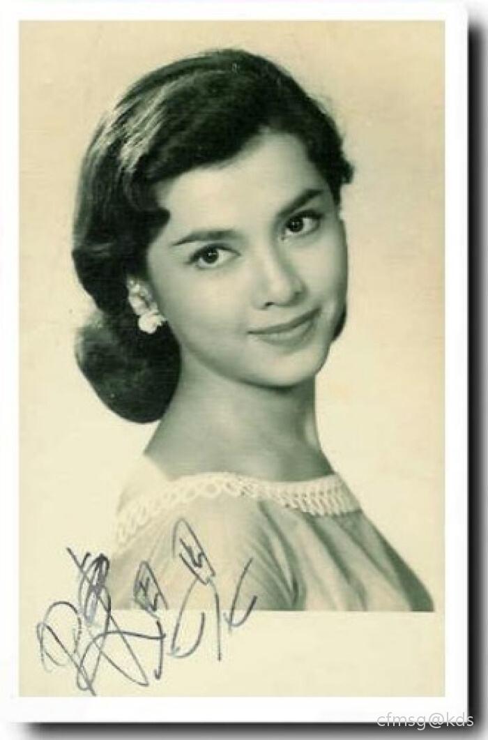 小时候,特别喜欢这个香港的陈思思,演过电影三笑的.感觉眼睛会说话.