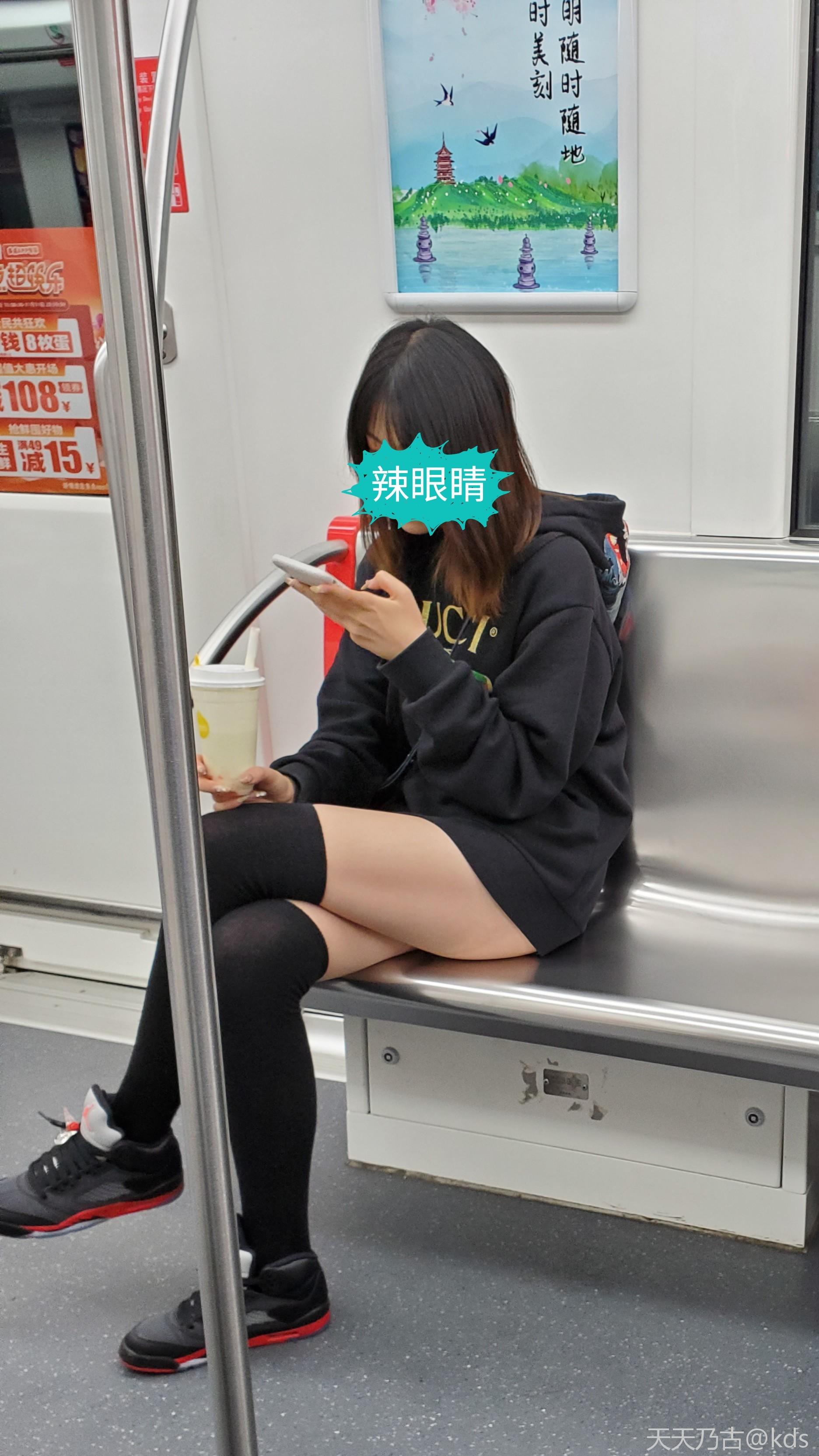 女同事今天穿了米黄色的长腿丝袜