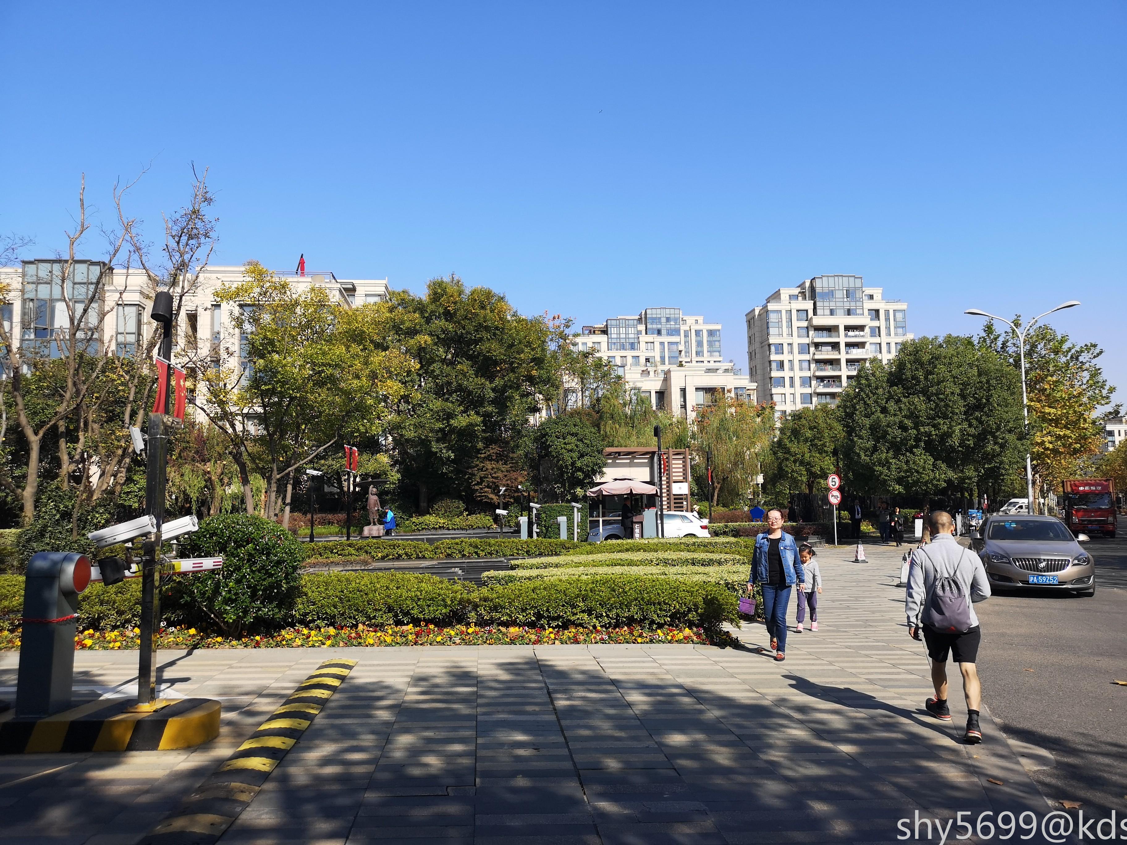 去外高桥森兰走了走,看看环境,还不错.