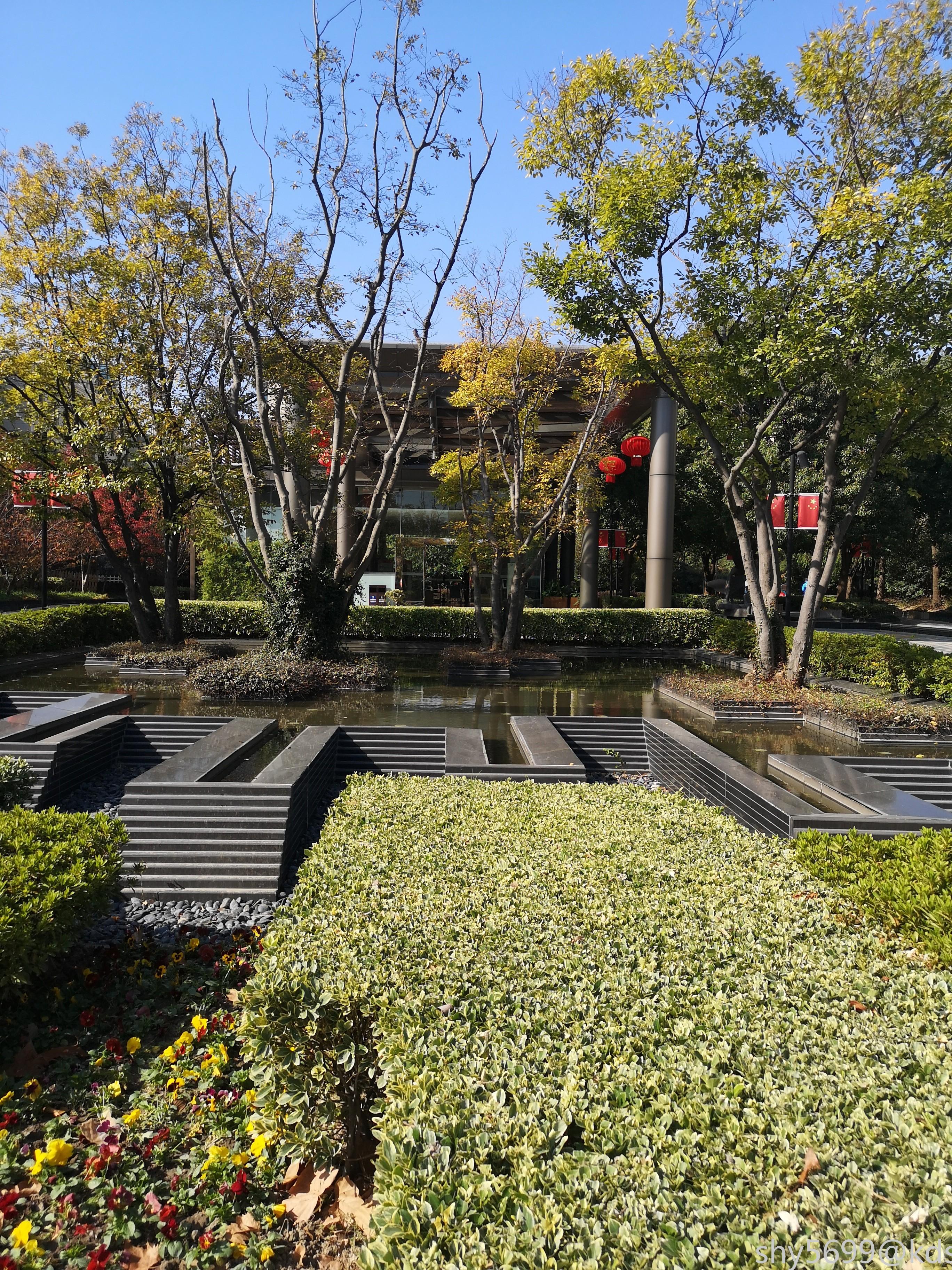 去外高桥森兰走了走,看看环境,还不错.