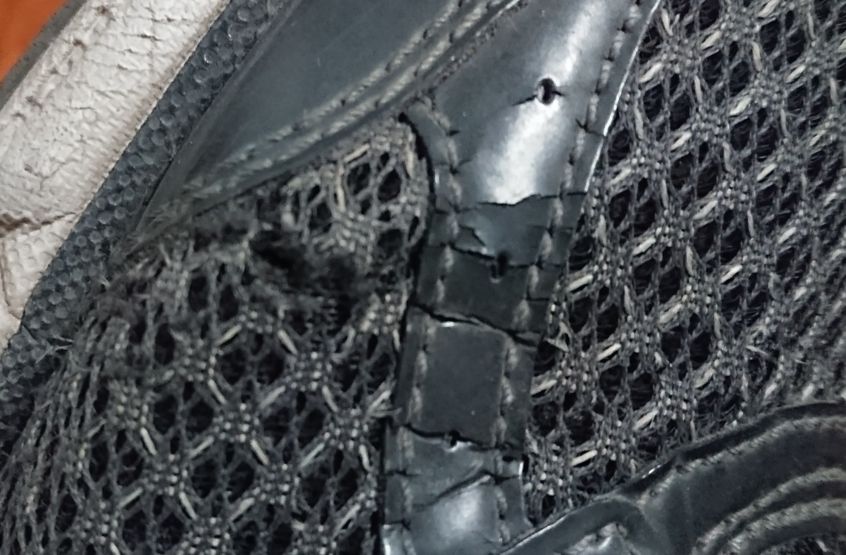 连续几双都是这样,断面加脚外侧面首先破损.