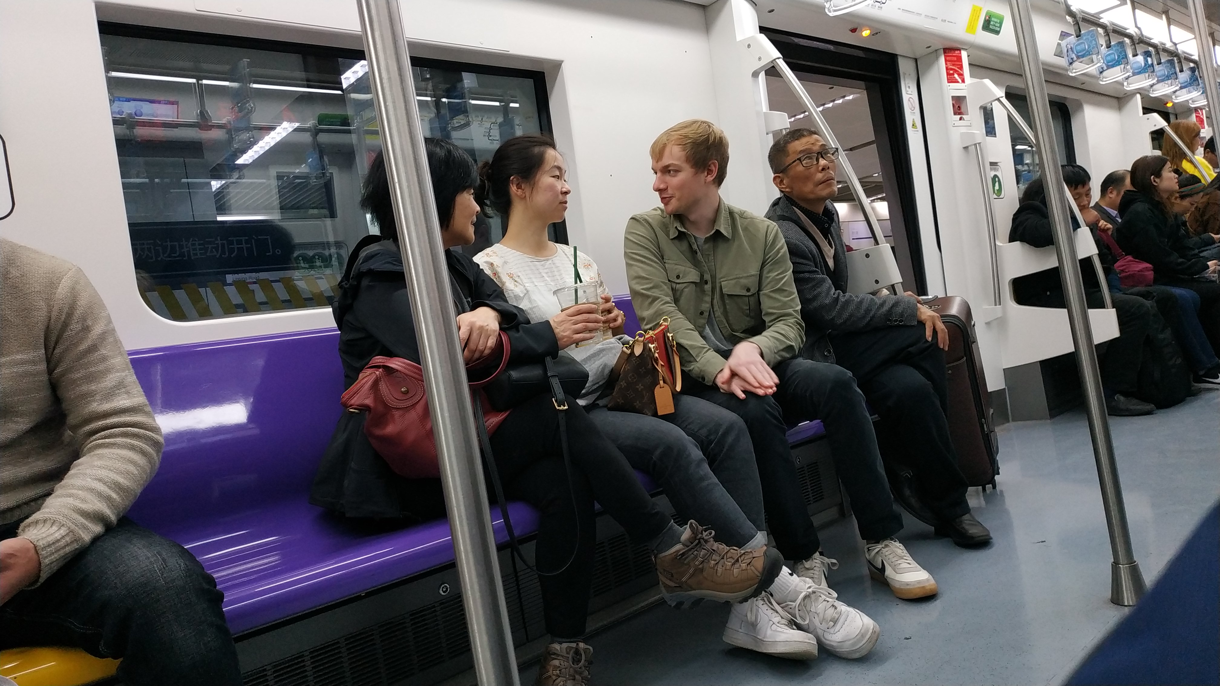 地铁上的老外和中****女直接用英语交流