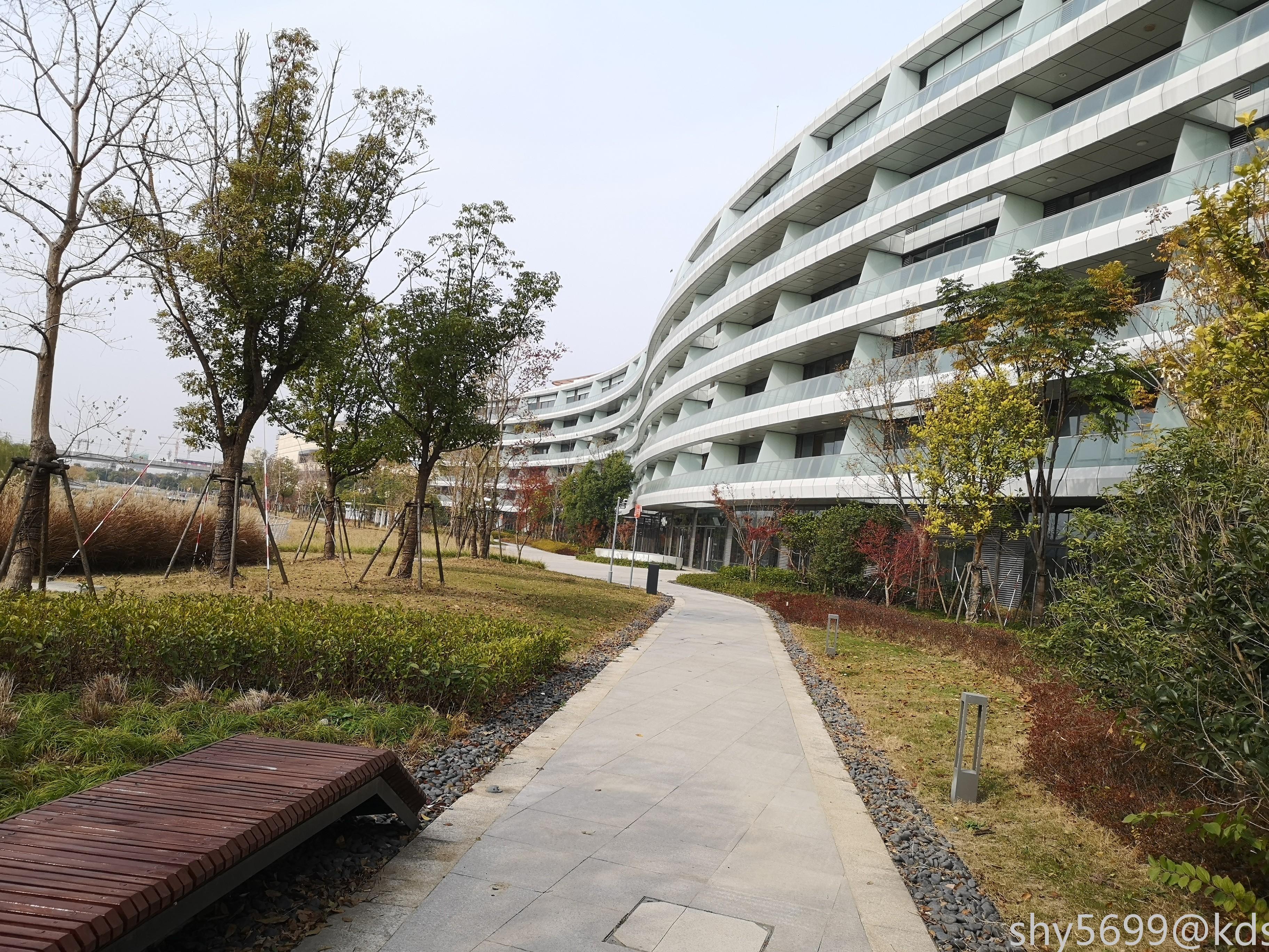 去外高桥森兰走了走,看看环境,还不错.