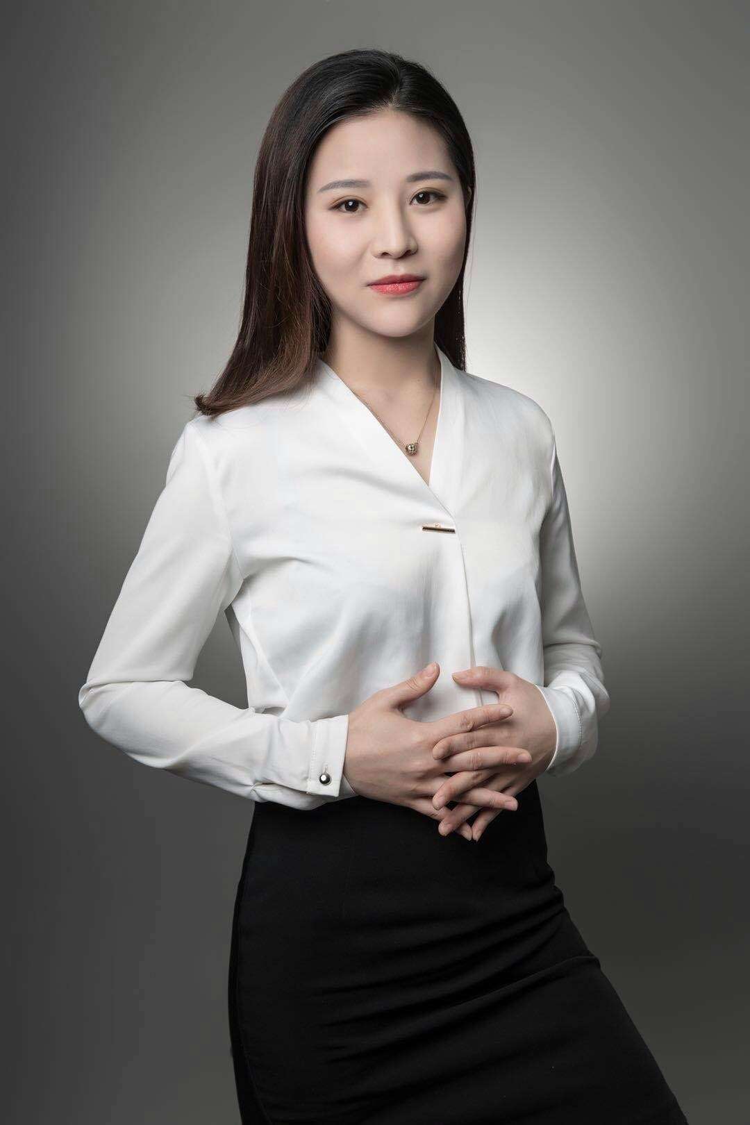 我朋友公司年前招了位人事主管,个人工作照和居家生活照反差很大,说明