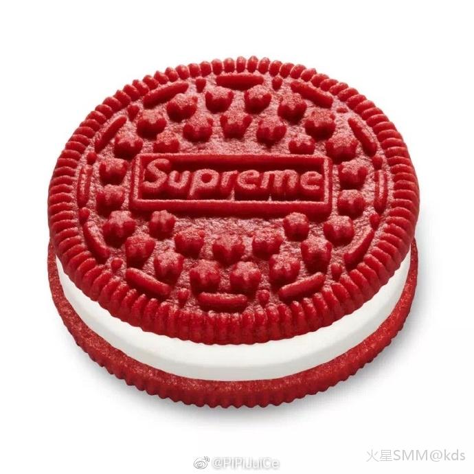supreme x oreo 联名系列来了,奥利奥饼干的经典黑变装成了 supreme