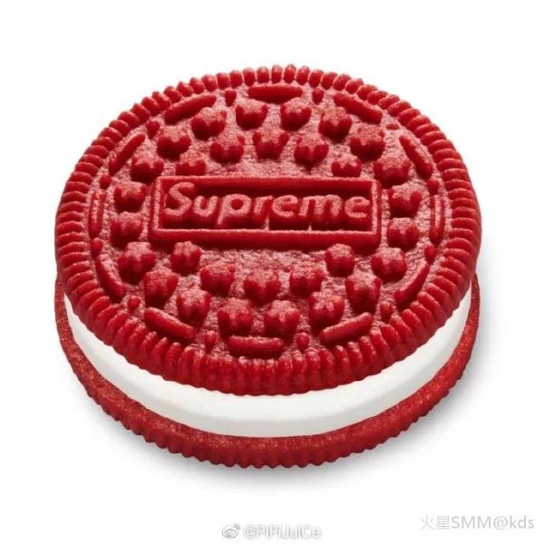 supreme x oreo 联名系列来了,奥利奥饼干的经典黑变装成了 supreme