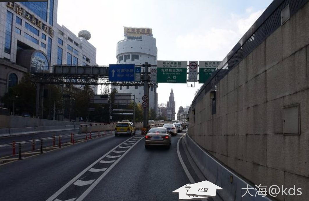 经常发现外滩隧道上延东高架后龟行