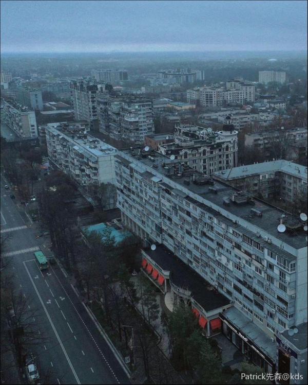 万人空巷. 注:图片源自去年哈国行包车司机的朋友圈.