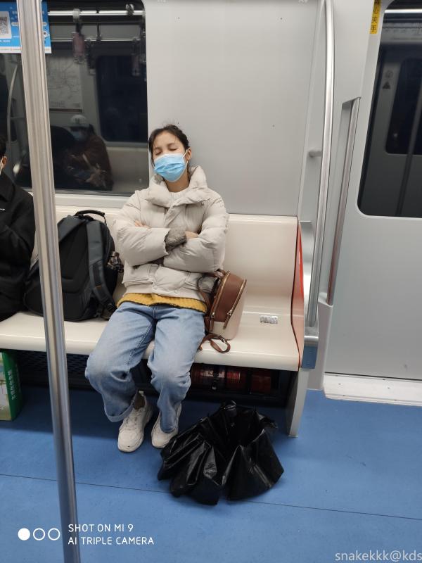 地铁偶遇口罩美女