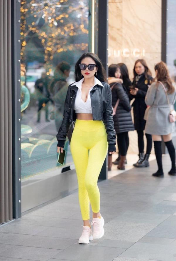 迎面走来一个露脐背心 骆驼趾紧身裤