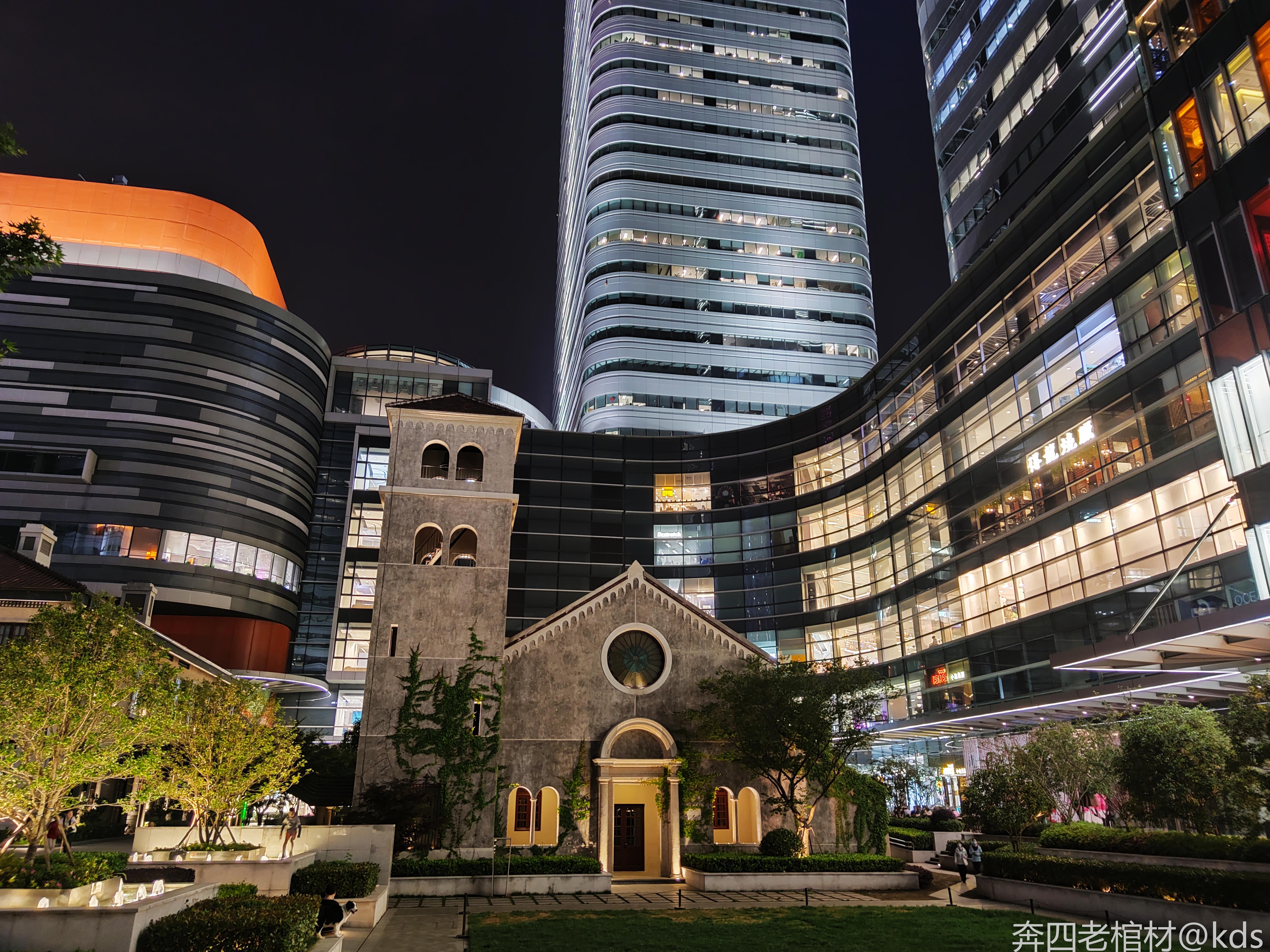 长宁来福士的设计确实蛮赞的,格调非常苦役.