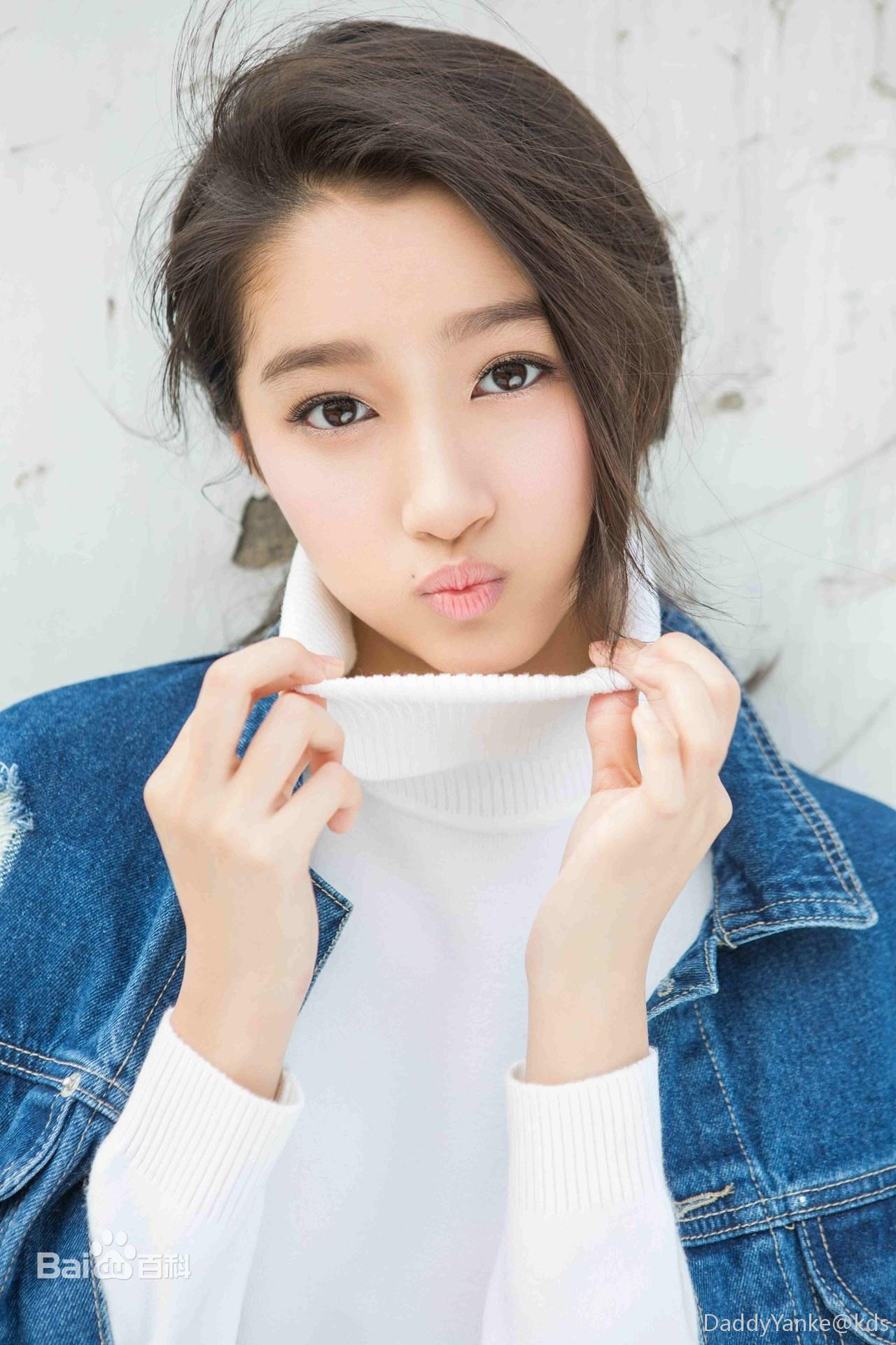 关晓彤扑到香川照之怀里撒娇