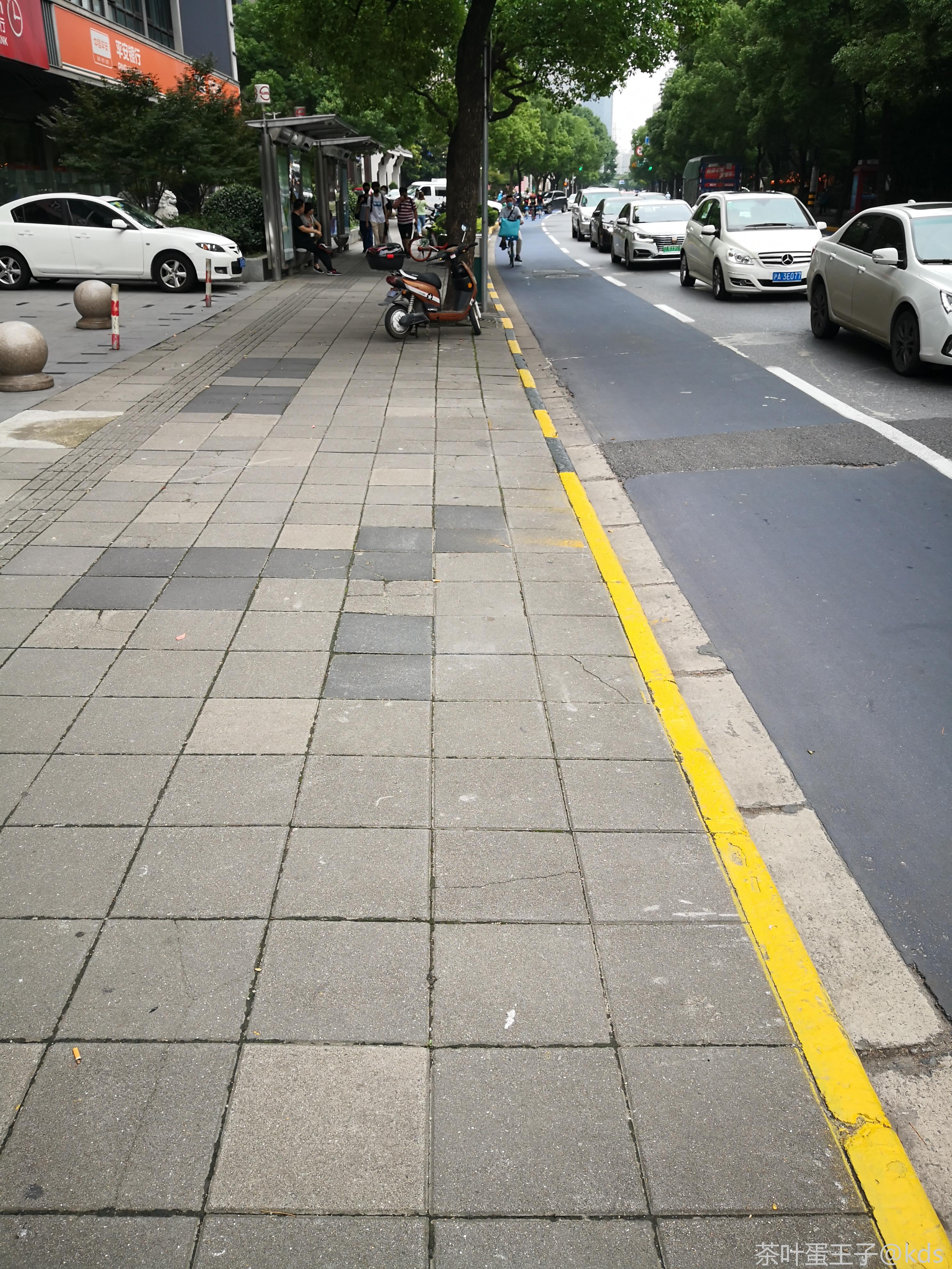 整条路都是黄线,在黄黑虚线公交站10秒上下客会被拍伐