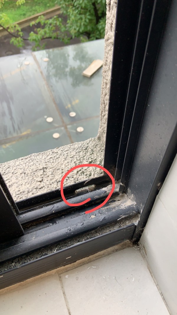 刚新装修房屋窗台漏水山上有懂的吗