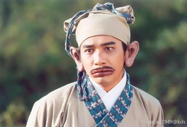 "给我来两根烤香肠""你不是正在吃吗""我打包带走不行呀!